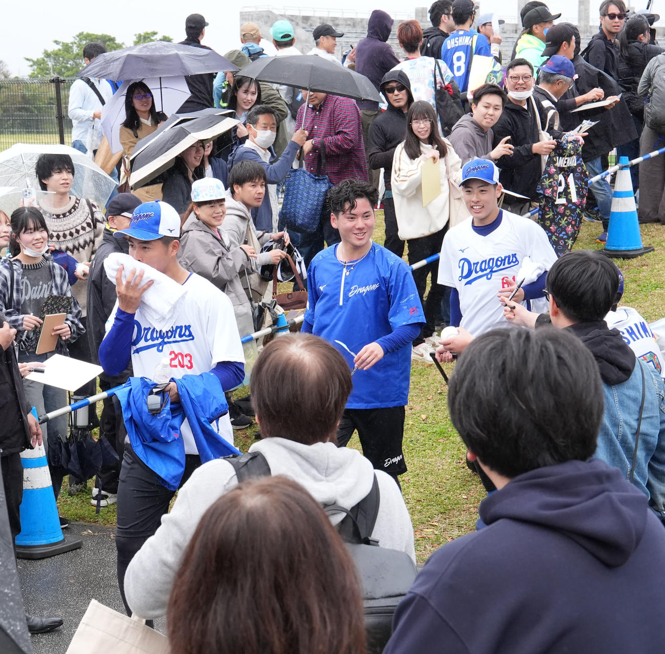 ファンの声援を受けながら施設を移動する金丸夢（中央）（撮影・森本幸一）