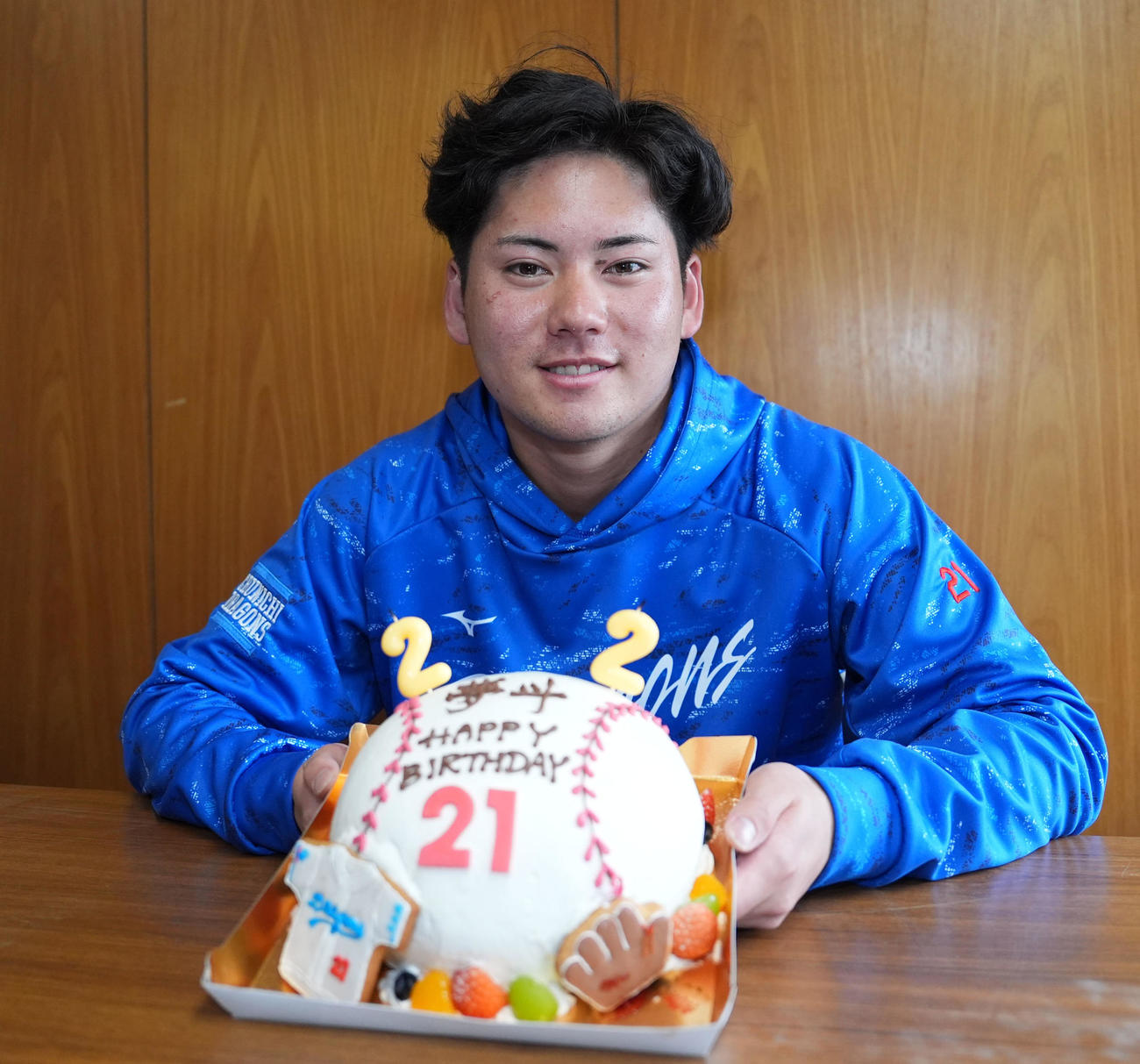 練習後、報道陣からプレゼントされたバースデーケーキを手に笑顔を見せる金丸（撮影・森本幸一）