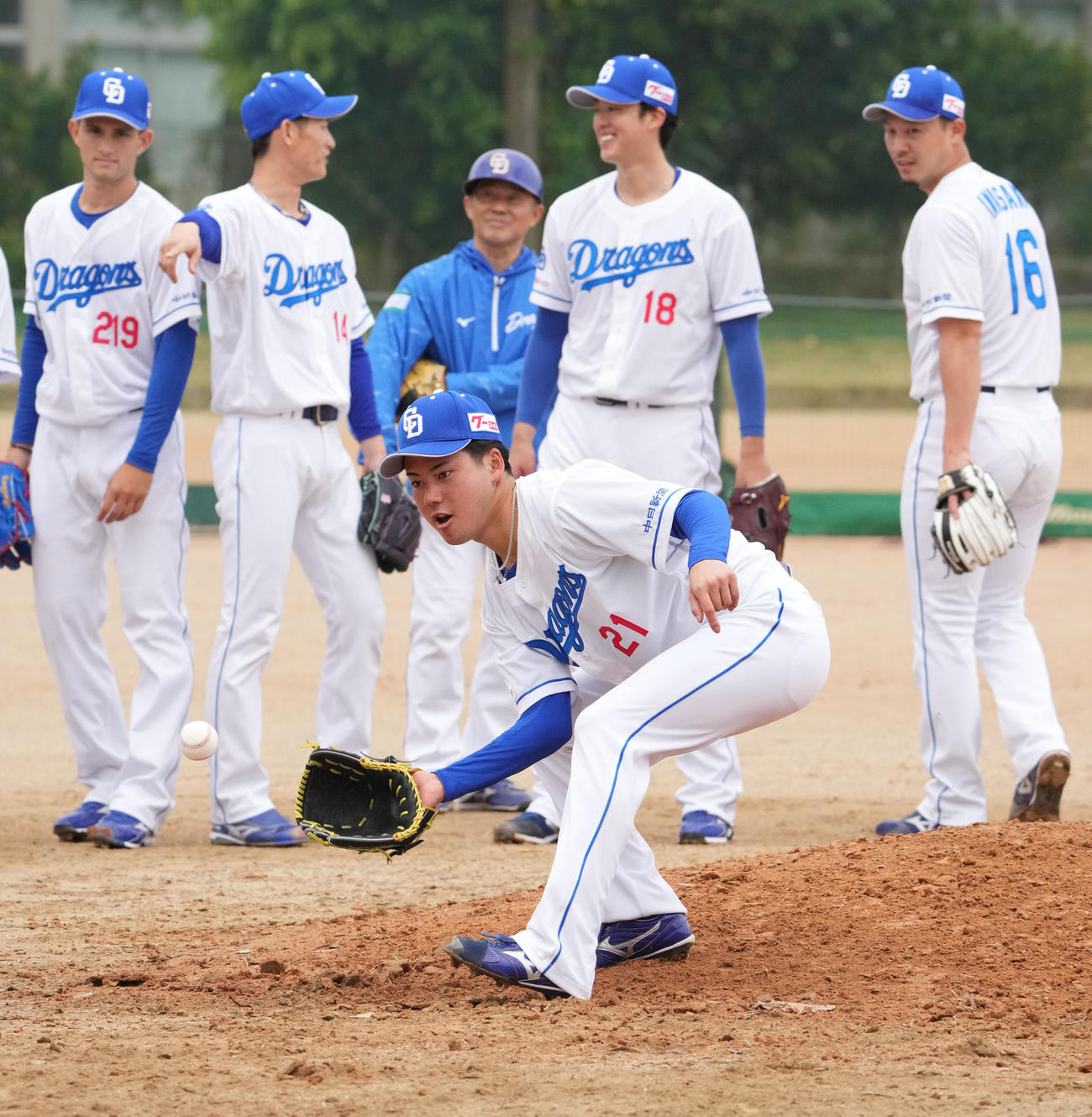 ノックを受ける金丸（手前）（撮影・森本幸一）
