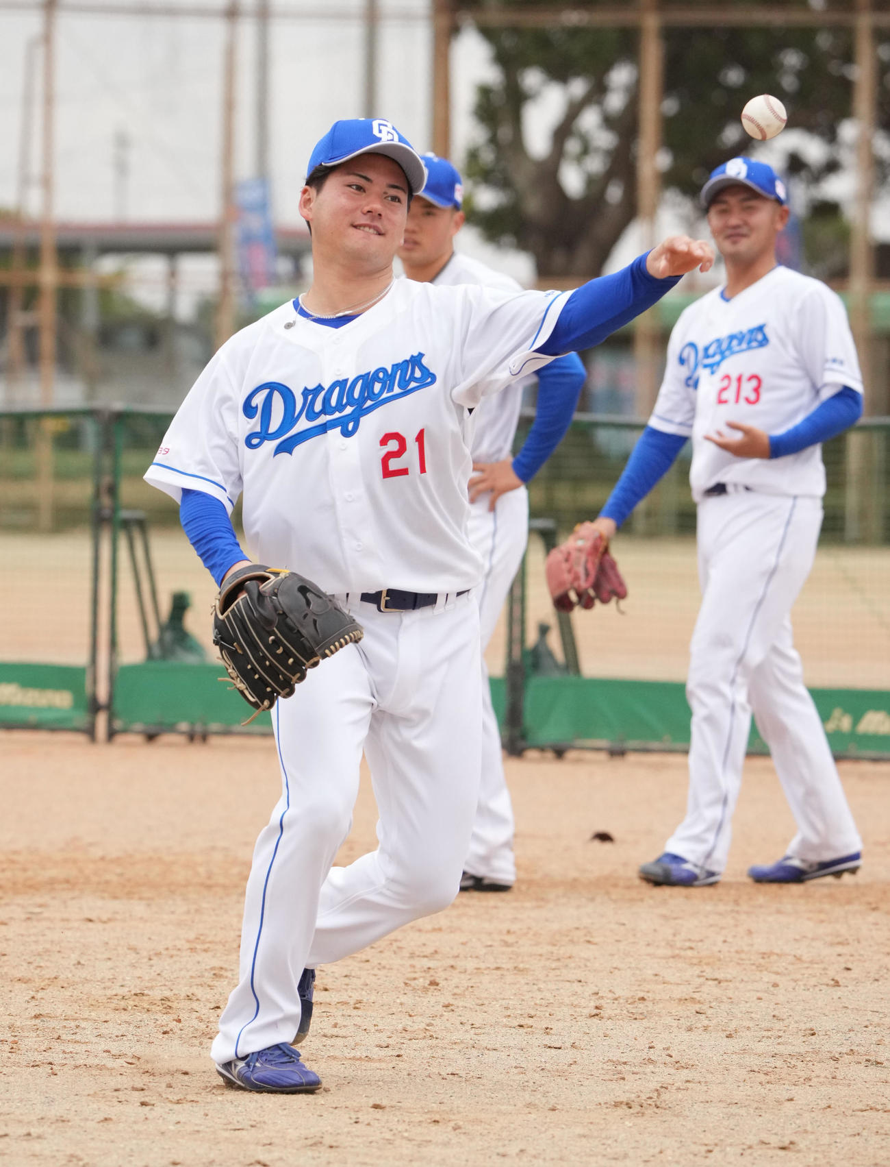 ノックを受ける金丸（左）（撮影・森本幸一）