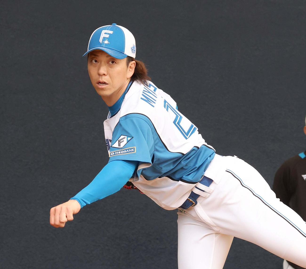 ブルペンで投球する日本ハム宮西（撮影・黒川智章）