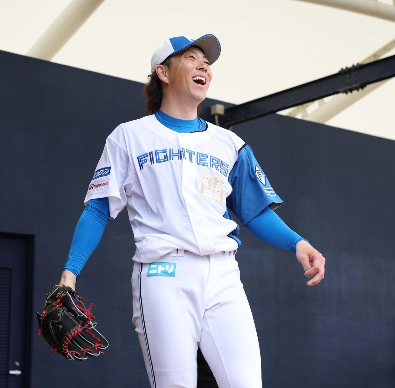 ブルペンで笑顔の日本ハム宮西（撮影・黒川智章）