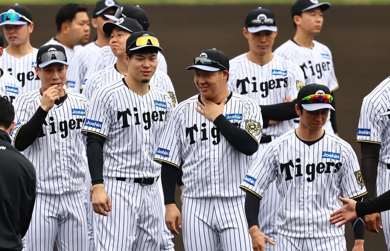 歓迎セレモニーで整列し笑顔を見せる佐藤輝（中央左）と大山（同右）（撮影・上田博志）