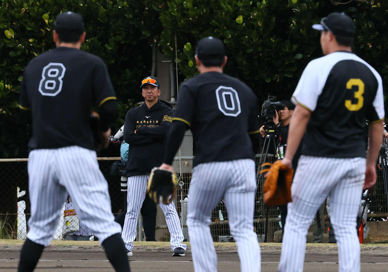 手前左から佐藤輝、木浪、大山の特守を見つめる藤川監督（奥）（撮影・藤尾明華）