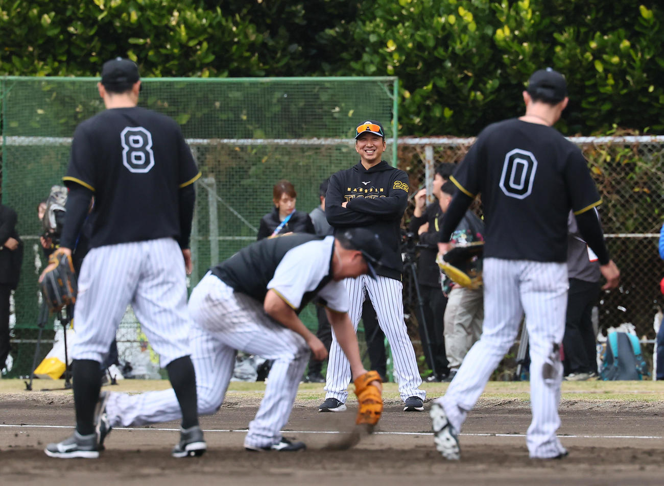 手前左から佐藤輝、大山、木浪の特守を見つめる藤川監督（奥）（撮影・藤尾明華）