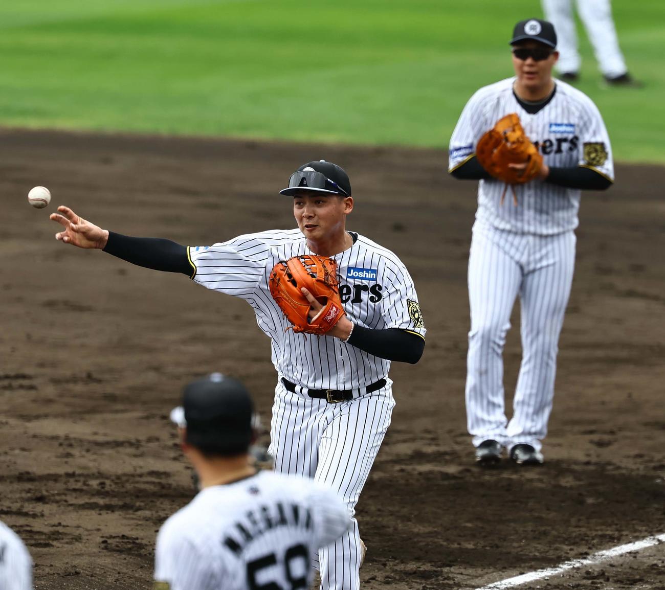 一塁でシートノックを受ける井上（左）と大山（撮影・上田博志）