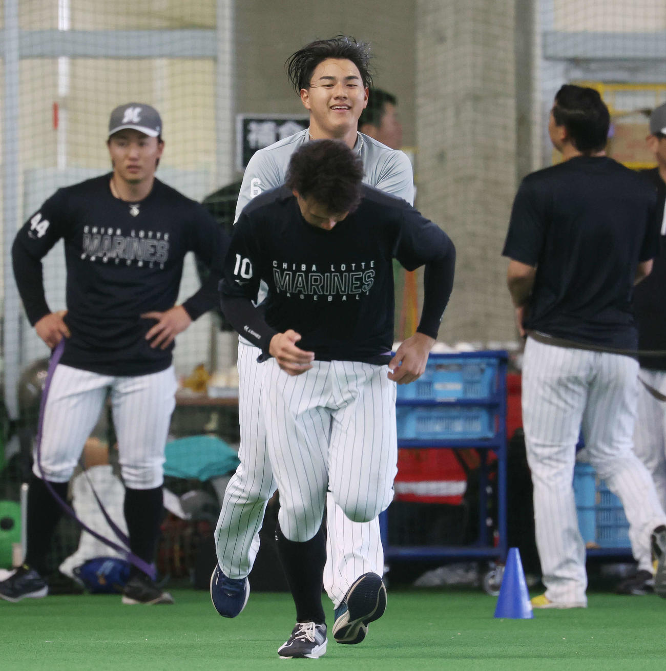 ロッテ上田（手前）とトレーニングする西川（撮影・宮地輝）