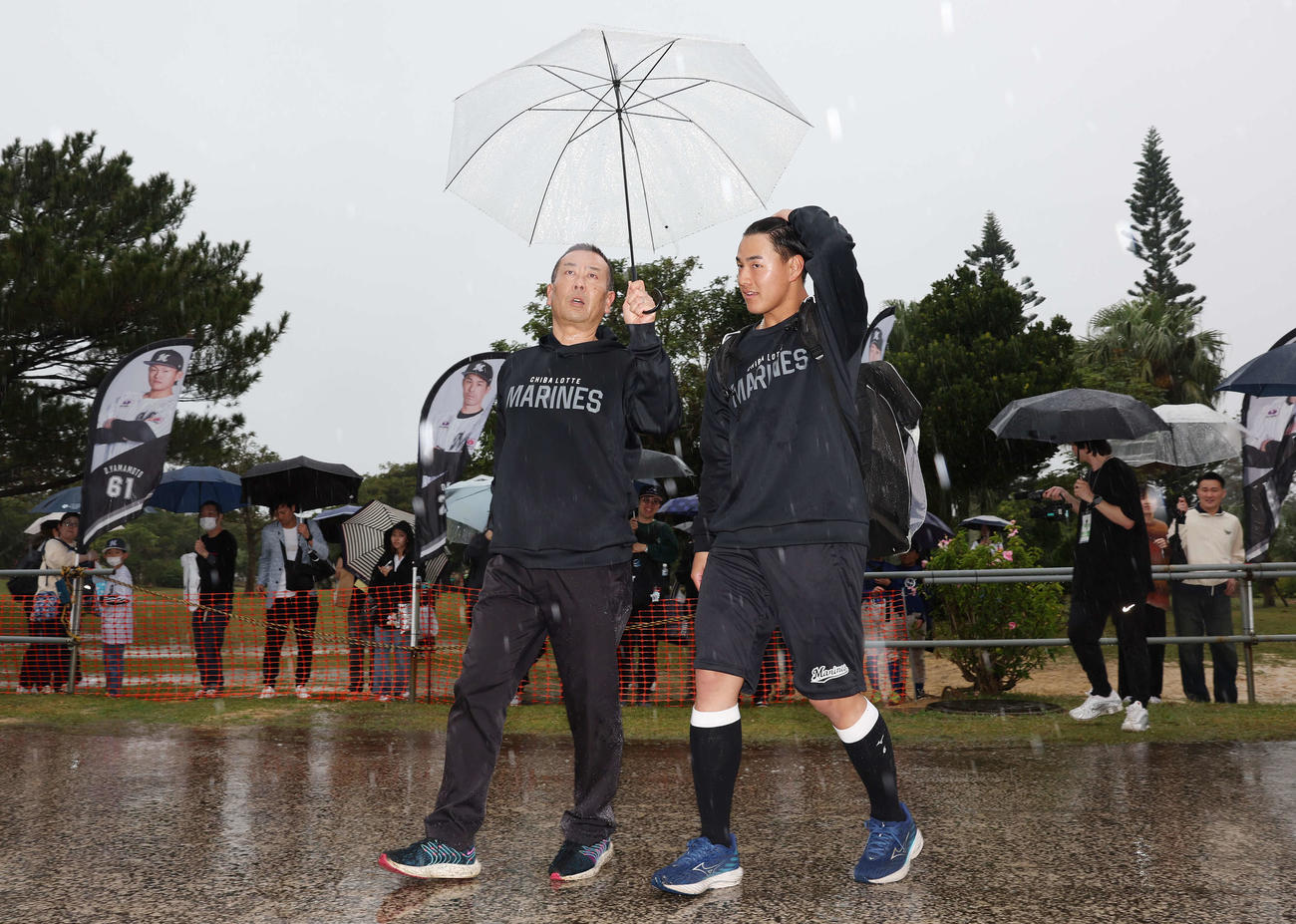 雨が降る中ファンと交流したロッテ西川（撮影・宮地輝）
