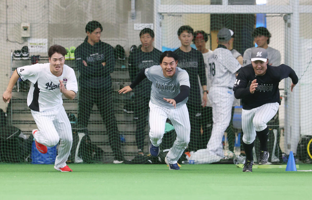 笑顔で走る左からロッテ友杉、西川、宮崎（撮影・宮地輝）