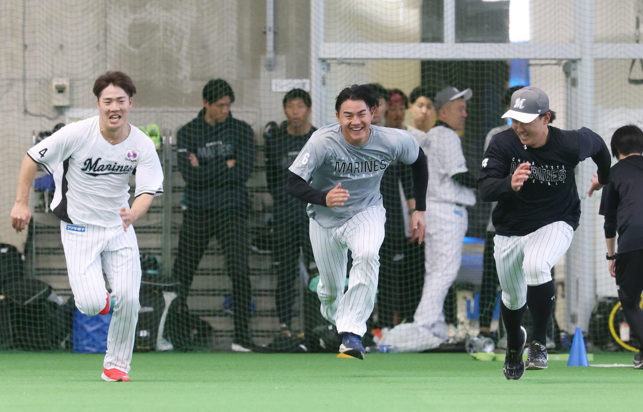 笑顔で走る左からロッテ友杉、西川、宮崎（撮影・宮地輝）