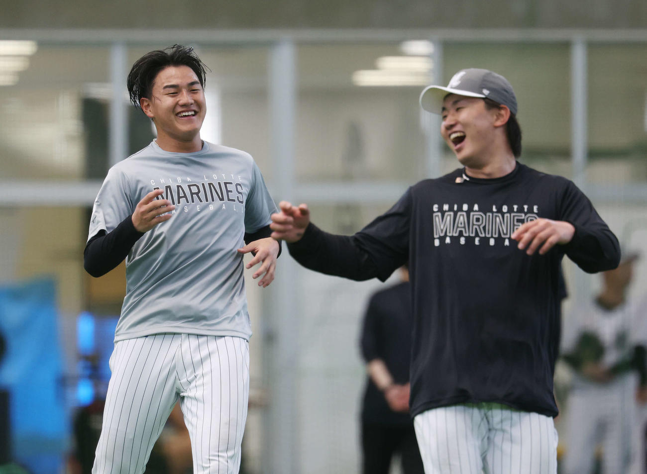 ロッテ宮崎（右）と笑顔を見せる西川（撮影・宮地輝）