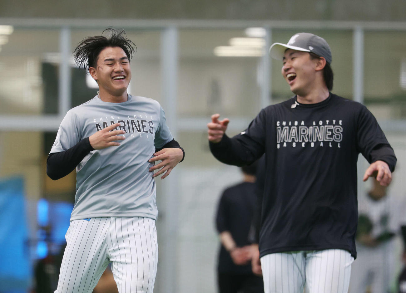 ロッテ宮崎（右）と笑顔を見せる西川（撮影・宮地輝）