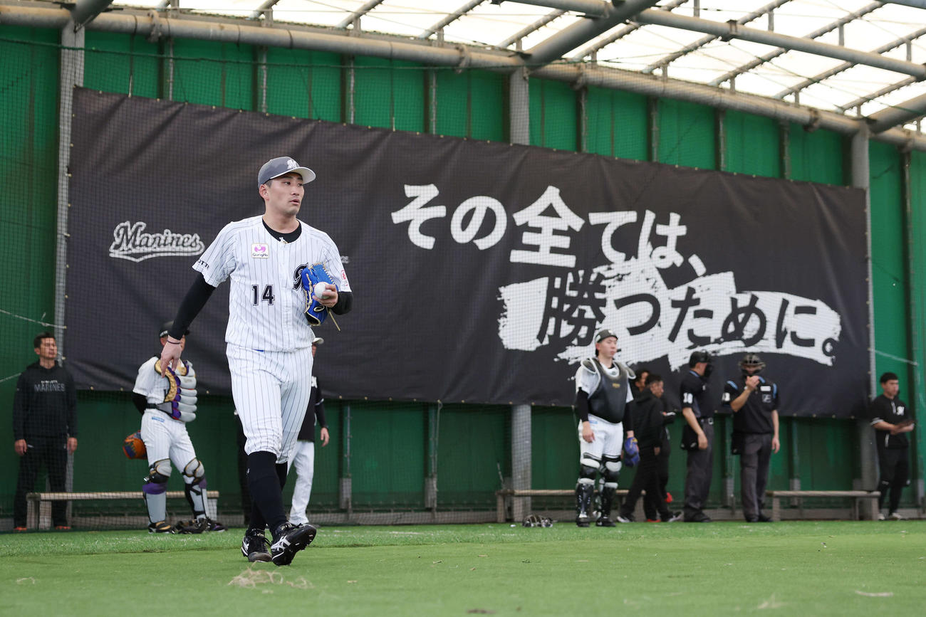ブルペンで投球練習したロッテ小島（撮影・宮地輝）