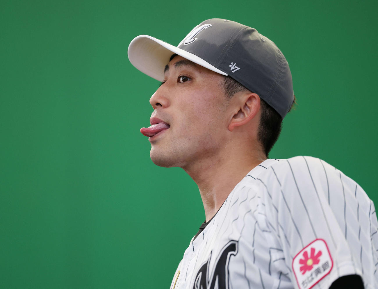 ブルペンで投球し舌を出すロッテ小島（撮影・宮地輝）