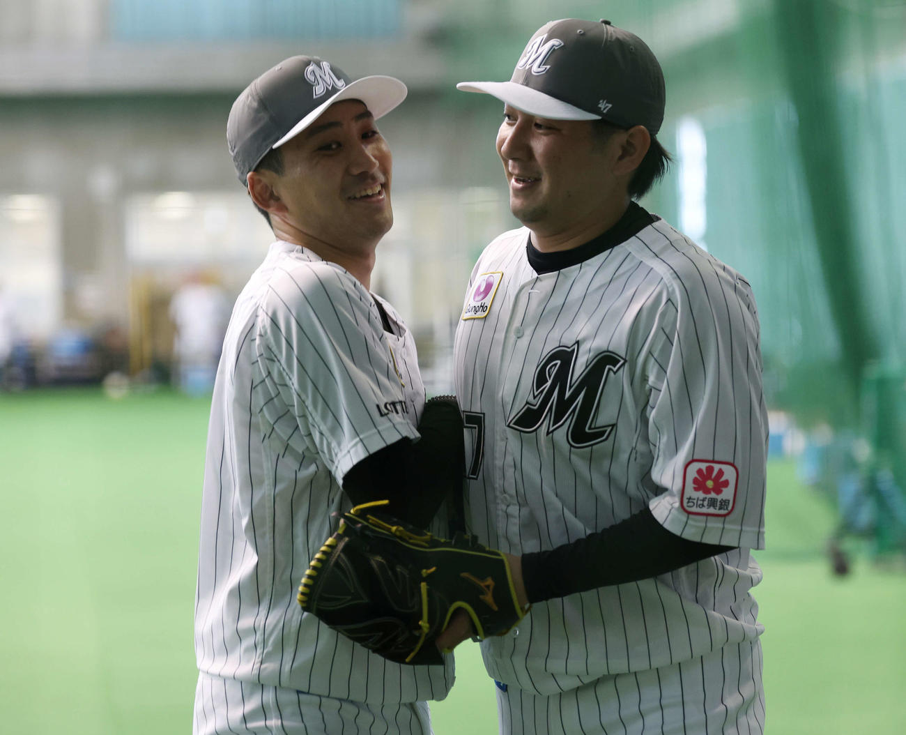 それたボールを捕球したロッテ小野（右）と重なり笑顔の小島（撮影・宮地輝）
