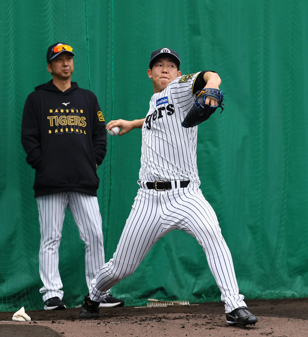 藤川監督が見つめる中、投球練習をする畠（撮影・藤尾明華）