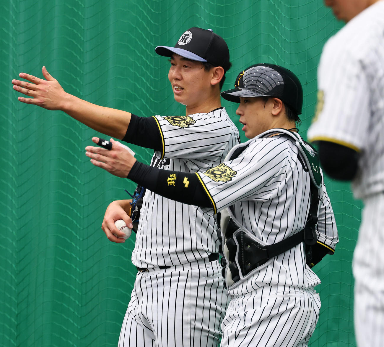 ブルペン投球を終え、梅野（右）と話しをする畠（撮影・藤尾明華）
