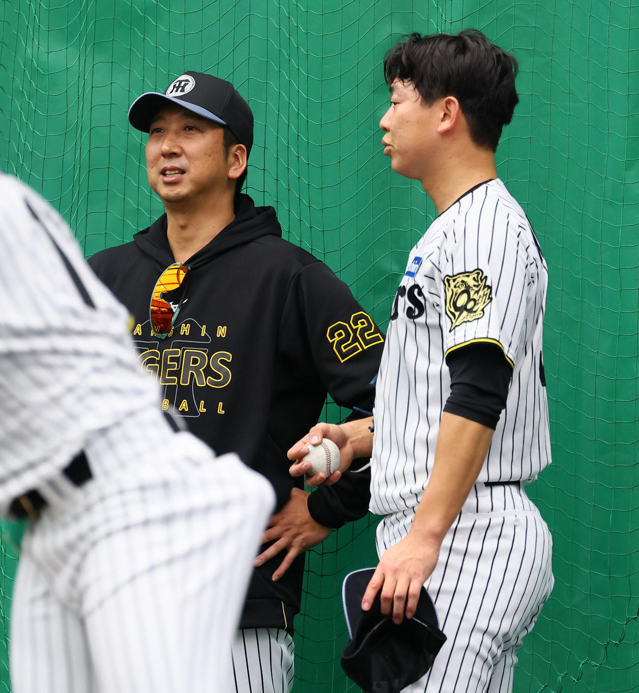 ブルペン投球を終え、藤川監督（左）と話しをする畠（撮影・藤尾明華）