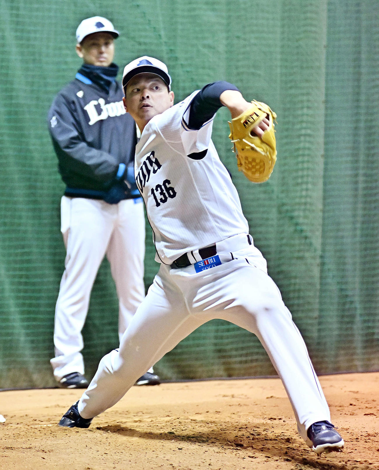 ブルペンで投球練習する西武黒木（撮影・滝沢徹郎）