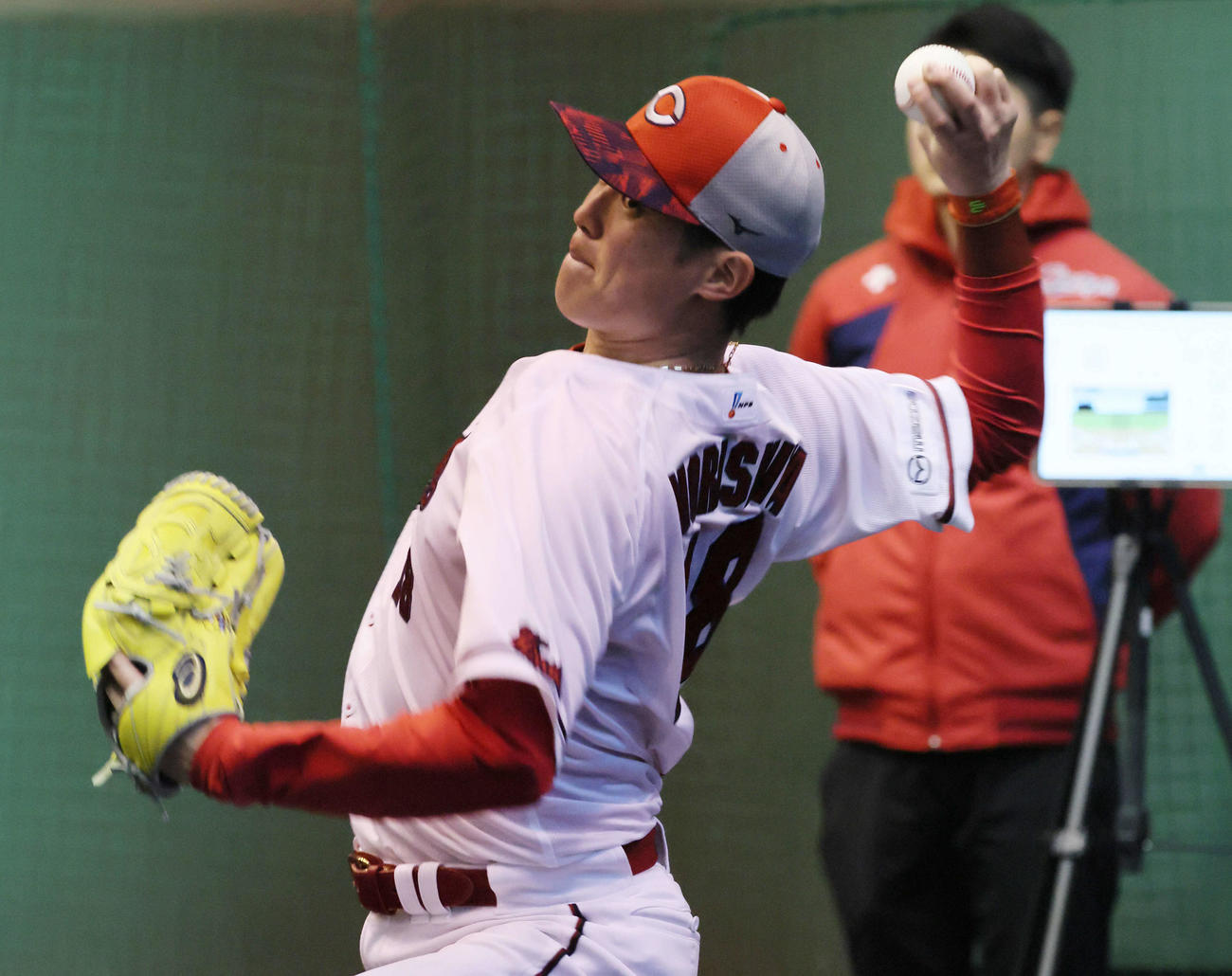ブルペンで投球する広島森下（撮影・加藤孝規）