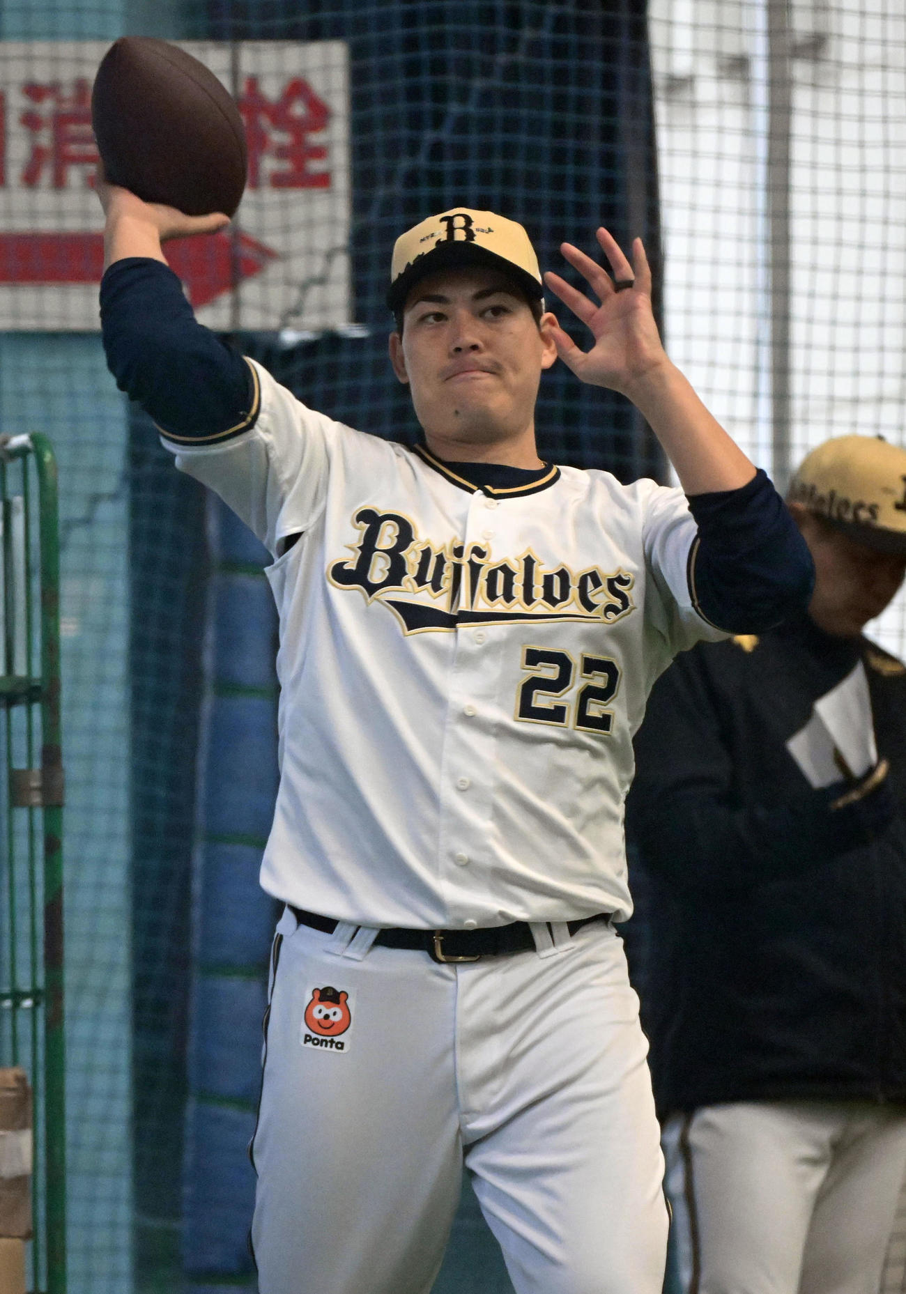アメリカンフットボールのボールを使うオリックス九里（撮影・前岡正明）
