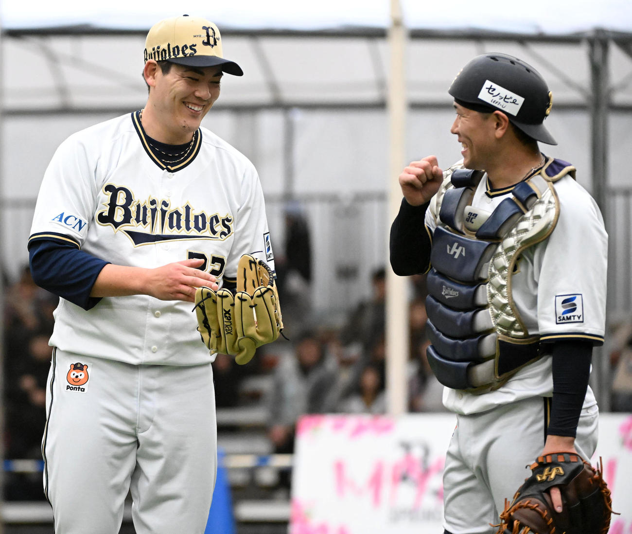 ブルペンで投球練習を行ったオリックス九里（左）は福永と笑顔で話す（撮影・前岡正明）