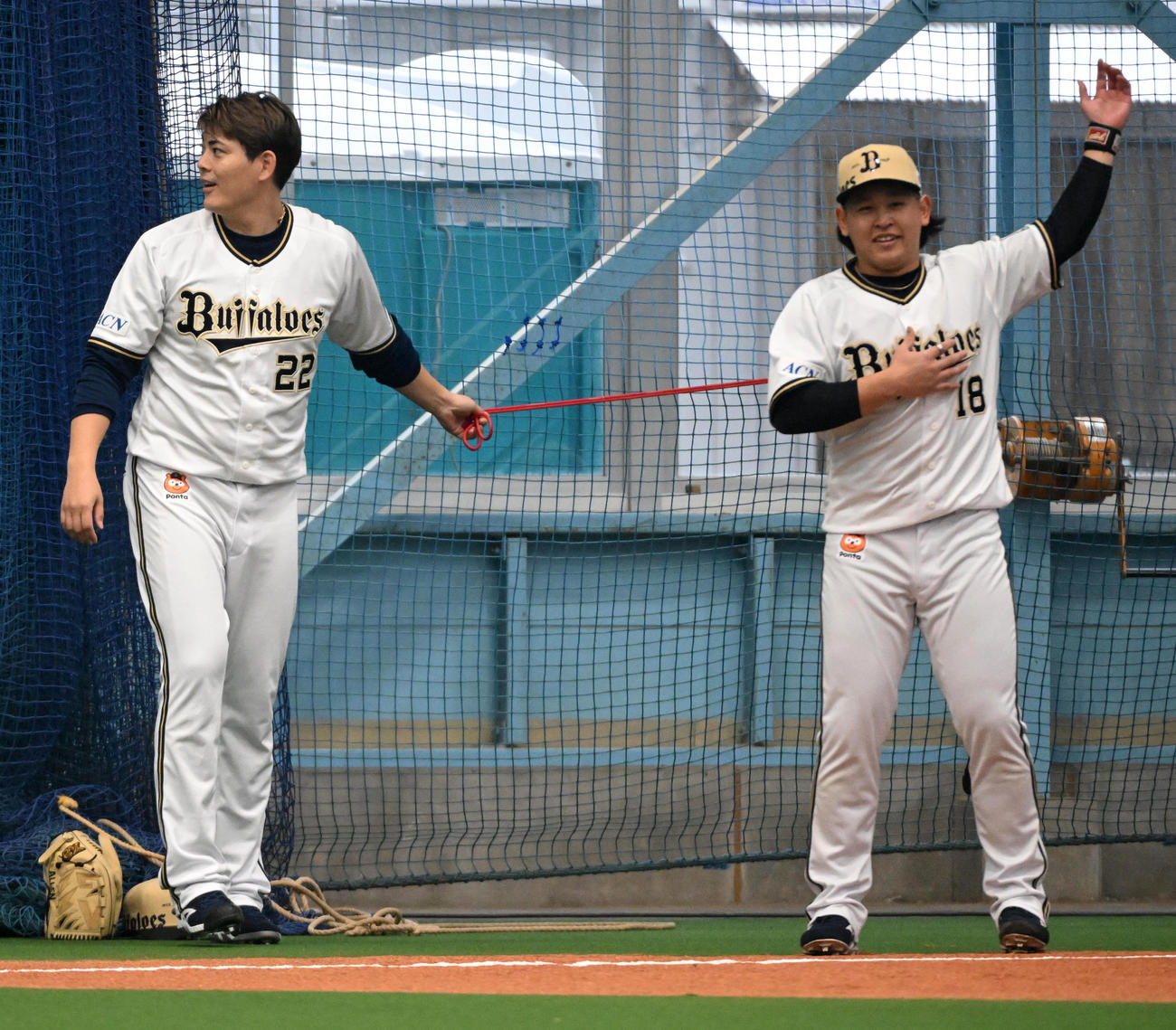 練習で笑顔を見せるオリックス宮城（右）。左は九里（撮影・前岡正明）