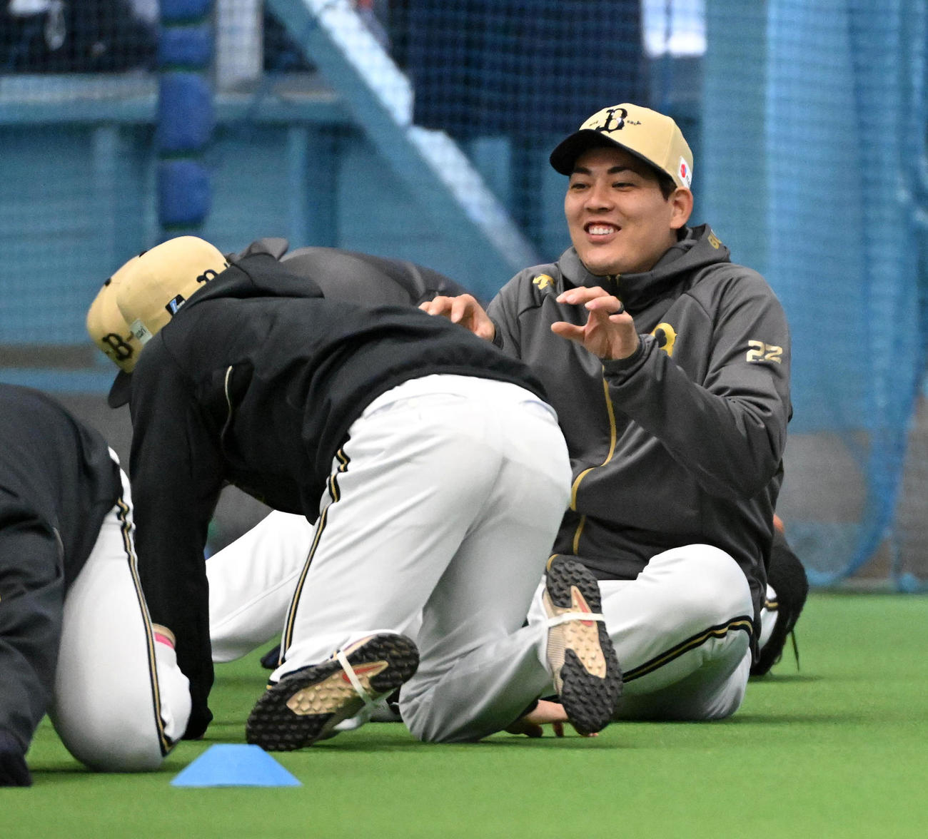 山岡（左）と笑顔で話すオリックス九里（撮影・前岡正明）
