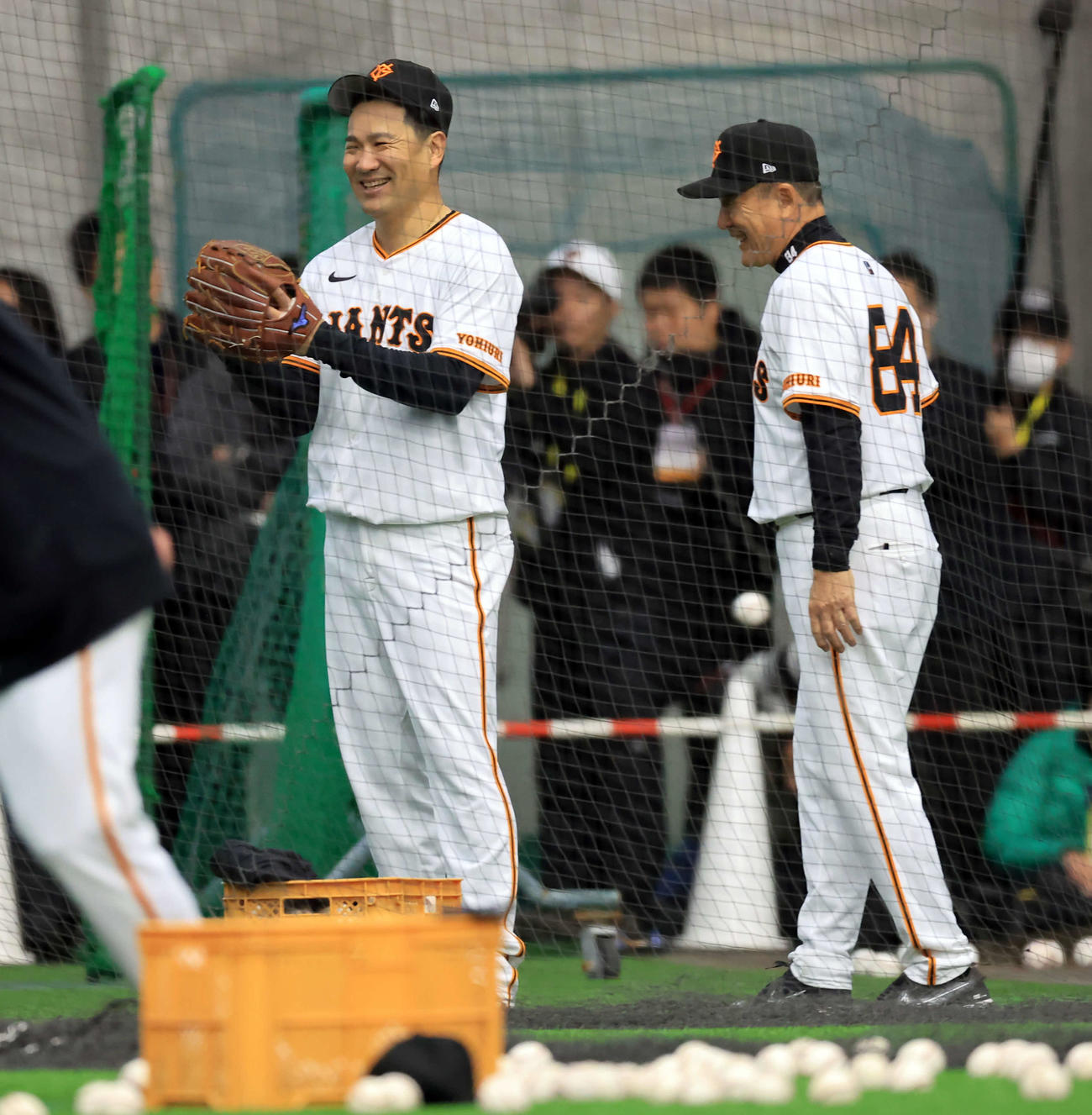 キャンプ初日、巨人久保巡回投手コーチ（右）からのマンツーマン指導を終え、笑顔の田中将（撮影・浅見桂子）