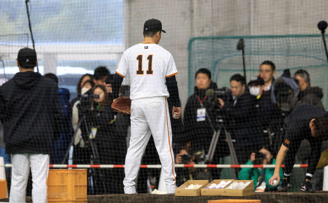 キャンプ初日、ブルペンに立つ巨人田中将（撮影・浅見桂子）