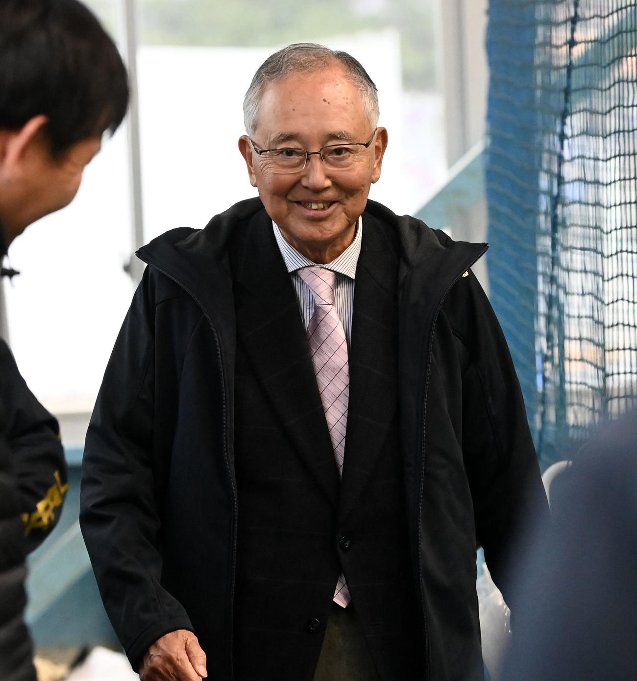 キャンプを視察に訪れた前オーナーの宮内義彦氏（撮影・前岡正明）