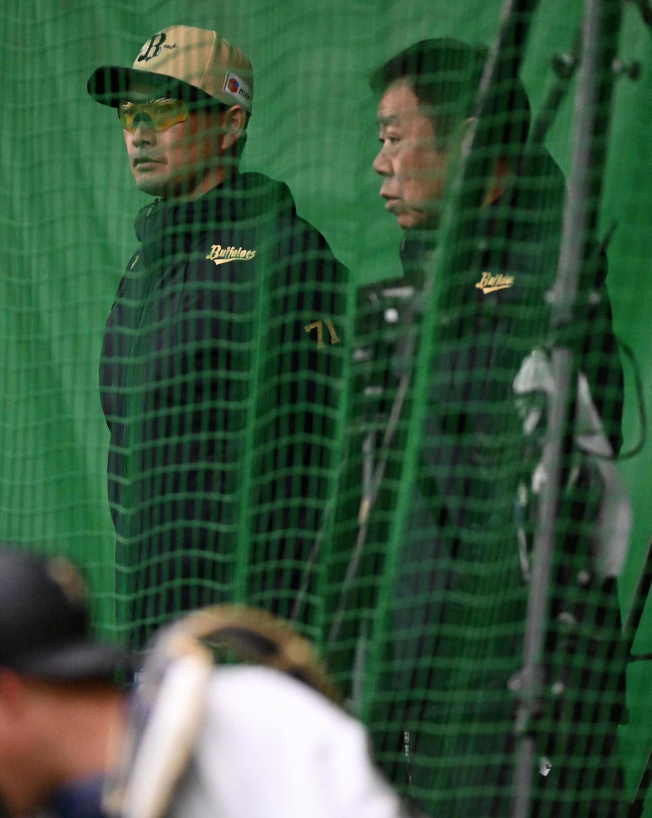 福良GM（右）とブルペンを見るオリックス岸田監督（撮影・前岡正明）
