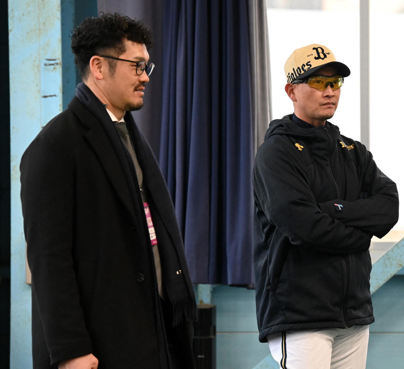 T－岡田球団アンバサダー（左）と練習を見るオリックス岸田監督（撮影・前岡正明）