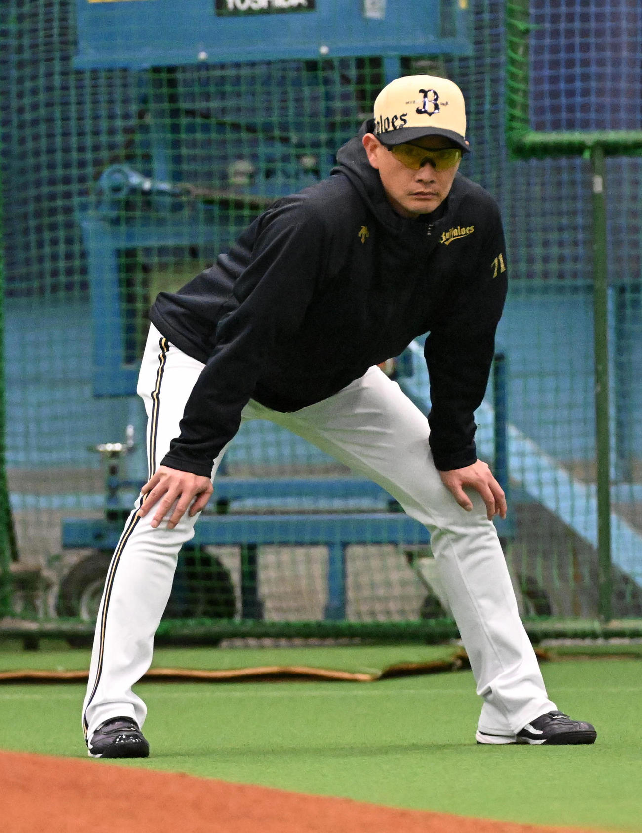 練習を見守るオリックス岸田監督（撮影・前岡正明）