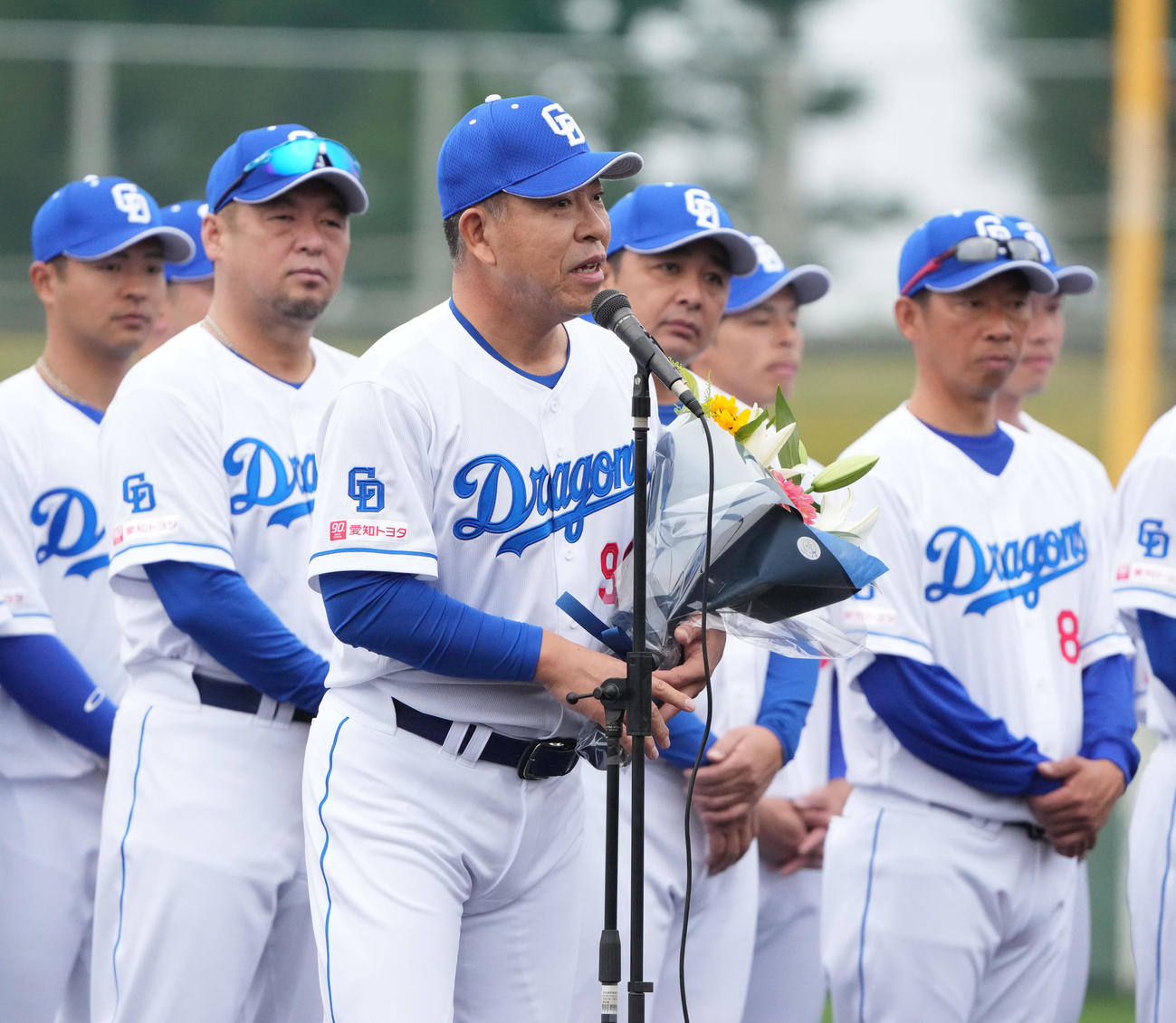 セレモニーであいさつする井上監督（撮影・森本幸一）