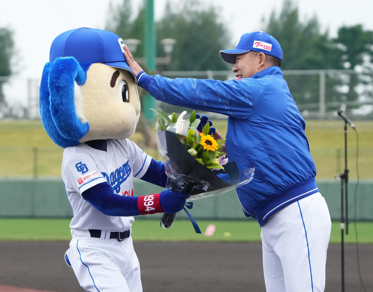 セレモニーに遅れたドアラ（左）の頭を叩く井上監督（撮影・森本幸一）