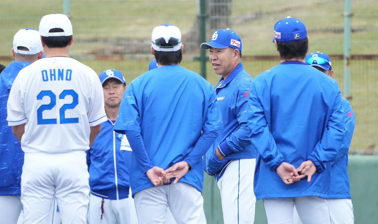 セレモニー後、円陣を組み選手に話をする井上監督（中央）（撮影・森本幸一）