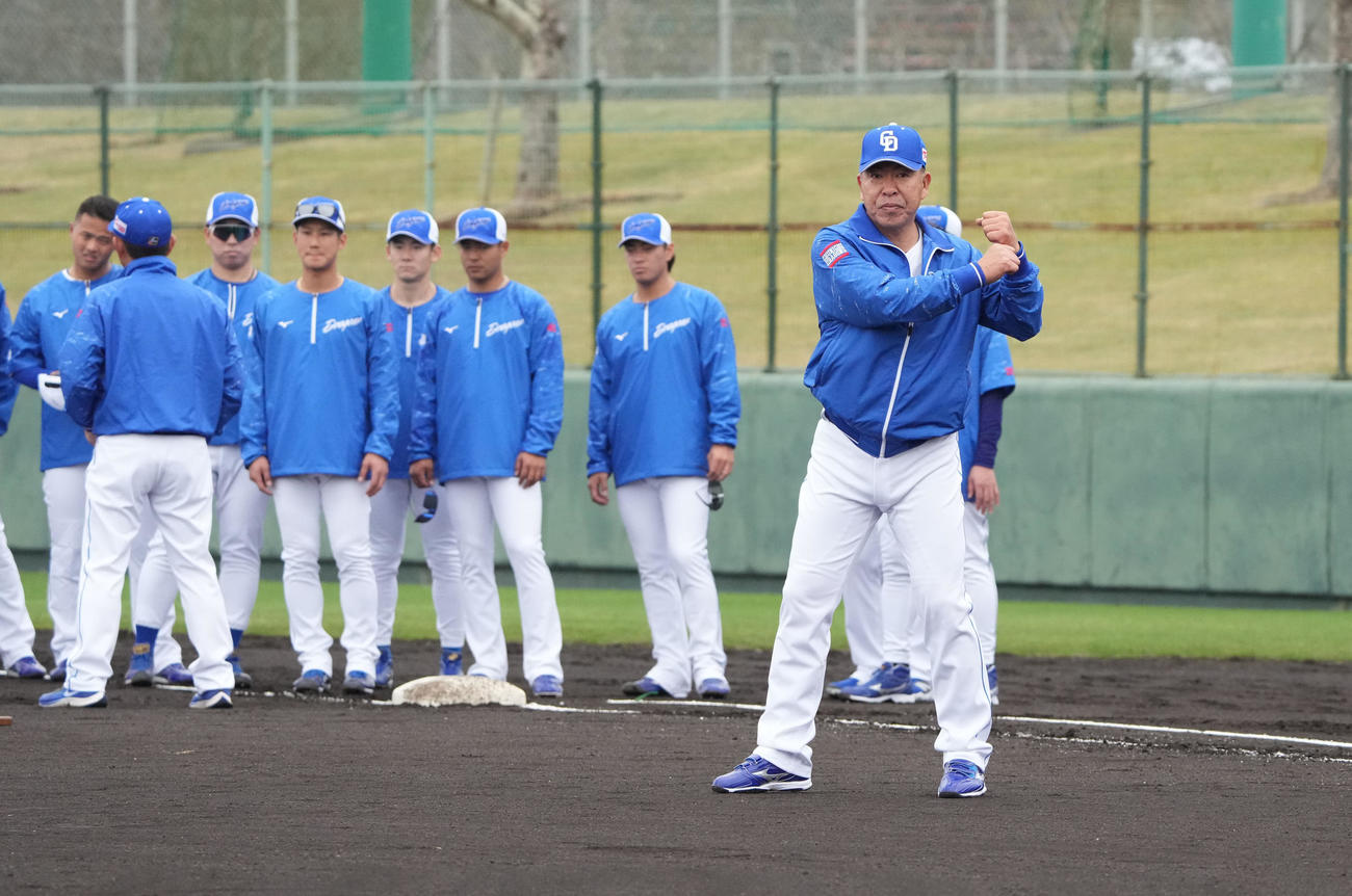 練習を見つめながら体を動かす井上監督（右）（撮影・森本幸一）