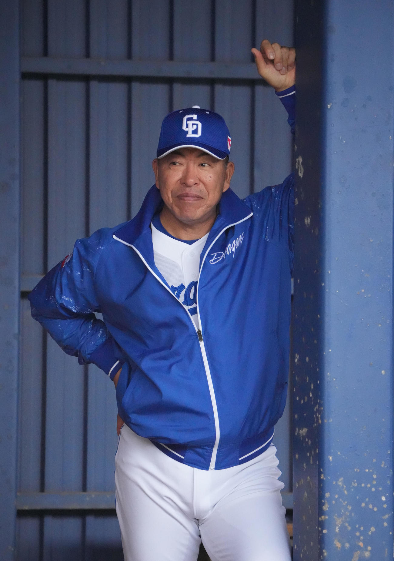 ブルペンで投手陣を見つめる井上監督（撮影・森本幸一）