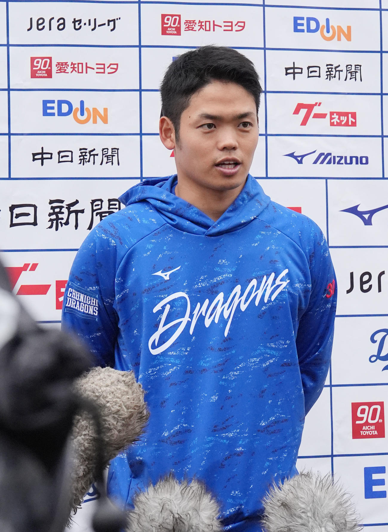 練習を終え、取材に応じる根尾（撮影・森本幸一）