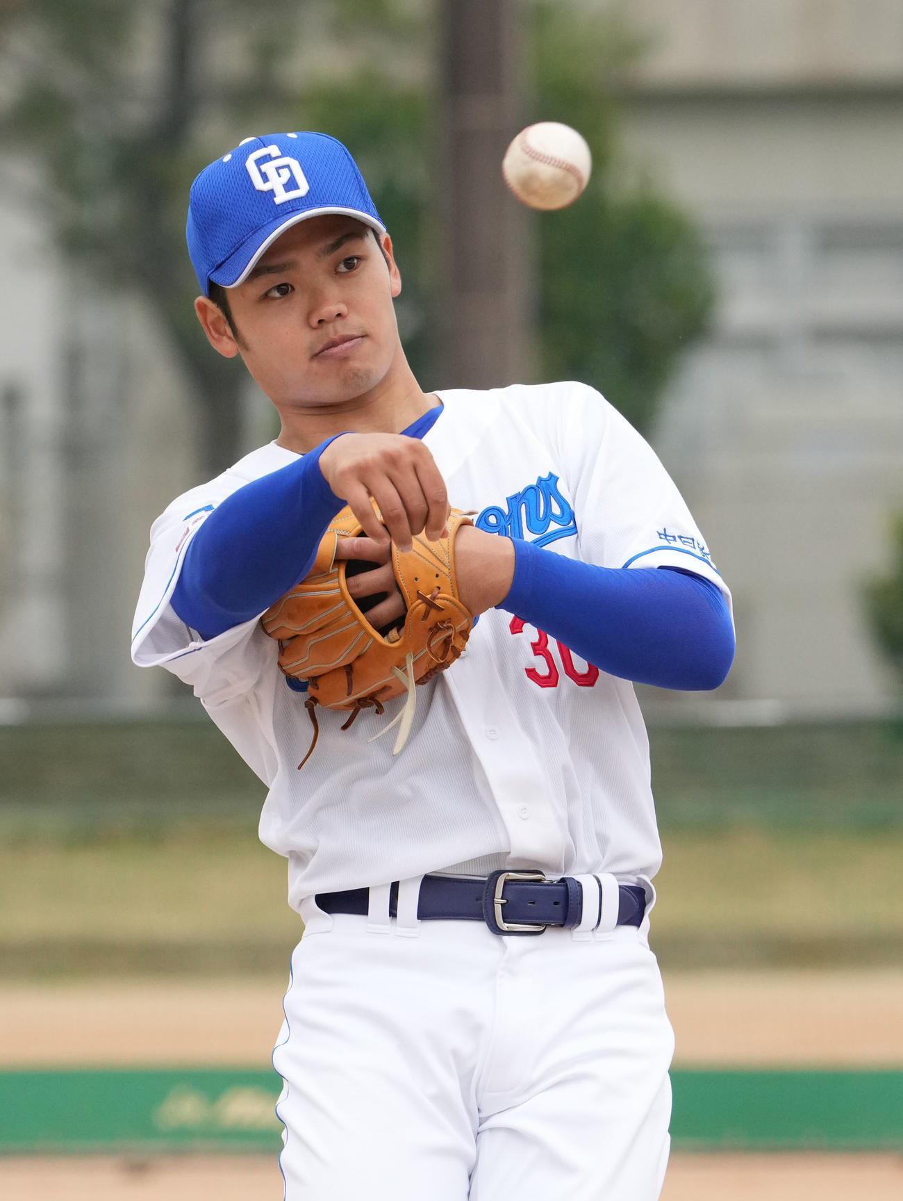 ノックを受ける根尾（撮影・森本幸一）