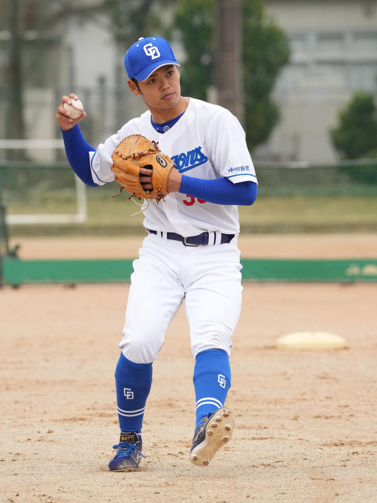 ノックを受ける根尾（撮影・森本幸一）