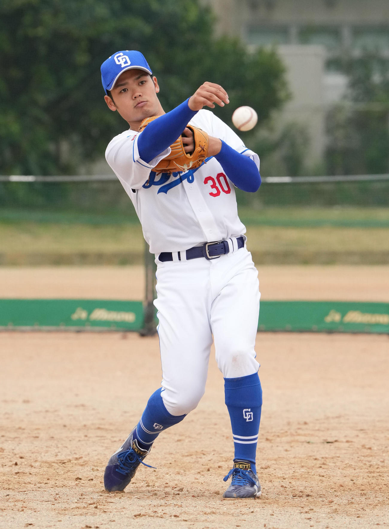 ノックを受ける根尾（撮影・森本幸一）