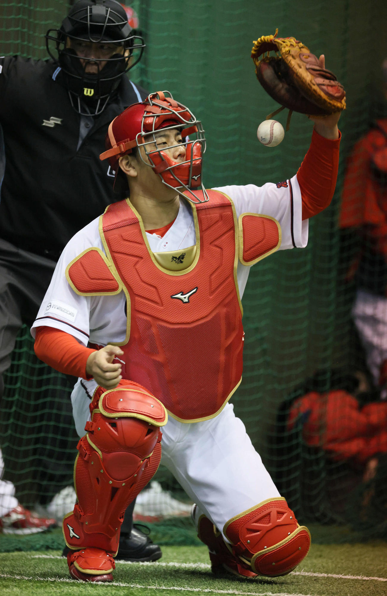 ブルペンで捕手を務めた広島ドラフト4位の渡辺（撮影・加藤孝規）
