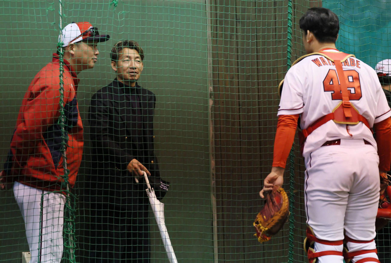 島キャンプを視察する本紙評論家の鳥谷敬氏（左から2人目）と新井監督（左）にあいさつするブルペンで捕手を務めたドラフト4位の渡辺（撮影・加藤孝規）