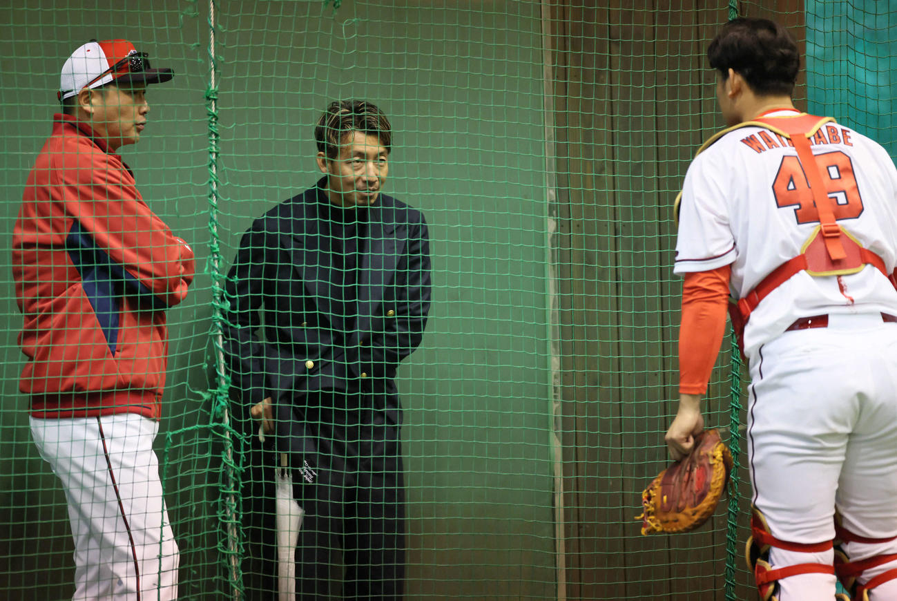 島キャンプを視察する本紙評論家の鳥谷敬氏（左から2人目）と新井監督（左）にあいさつするブルペンで捕手を務めたドラフト4位の渡辺（撮影・加藤孝規）