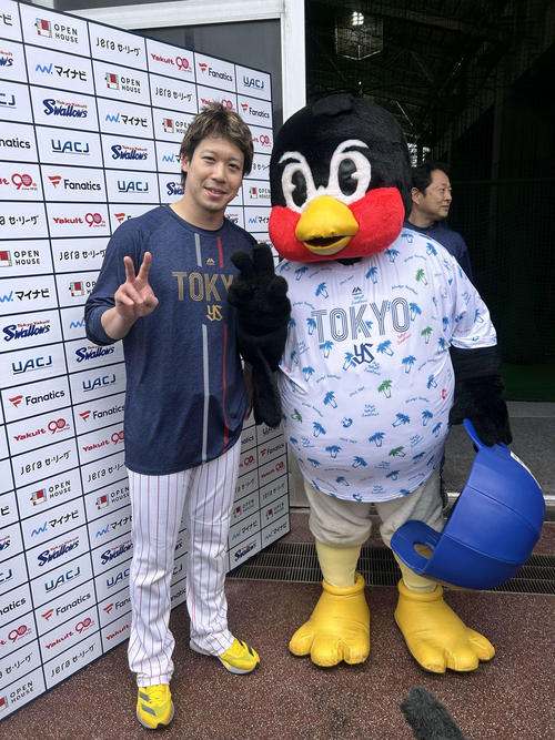 ヤクルト】つば九郎が取材に乱入 山田哲人に「めっしゅにあってるよ
