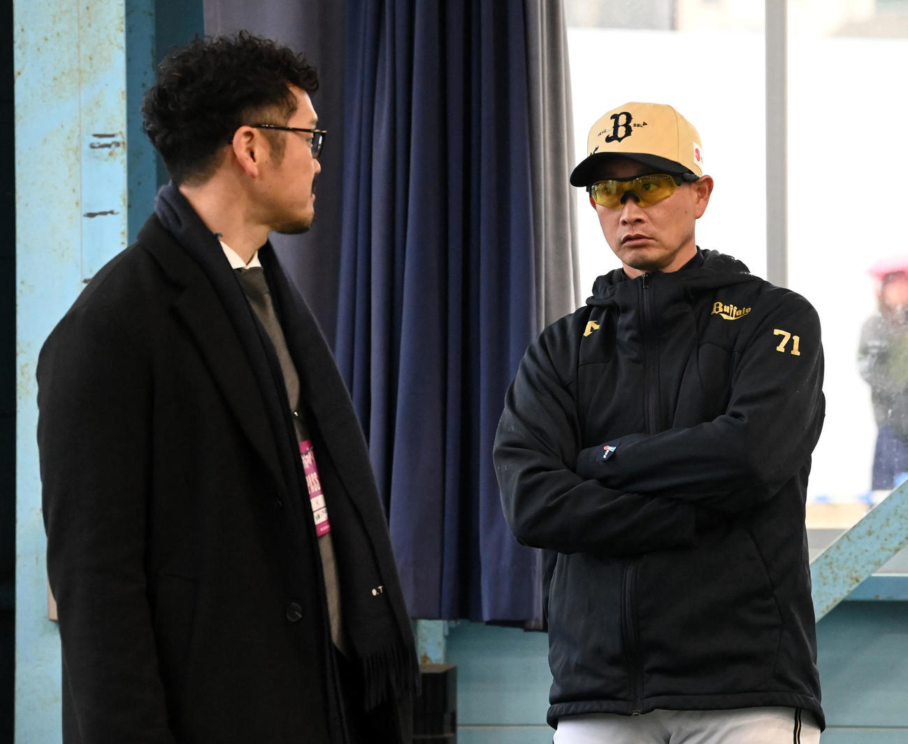 T－岡田球団アンバサダー（左）と練習を見るオリックス岸田監督（撮影・前岡正明）
