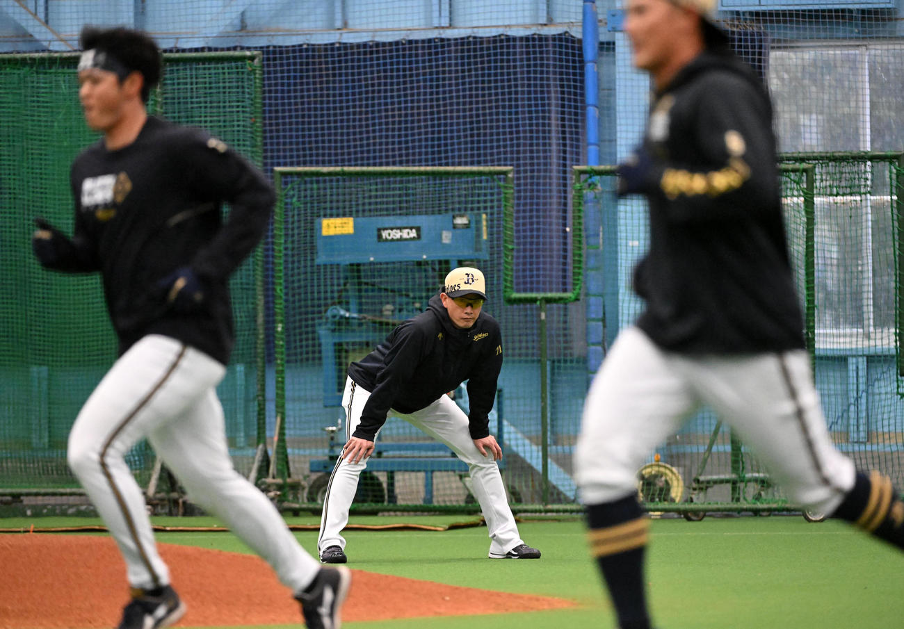 練習を見守るオリックス岸田監督（撮影・前岡正明）