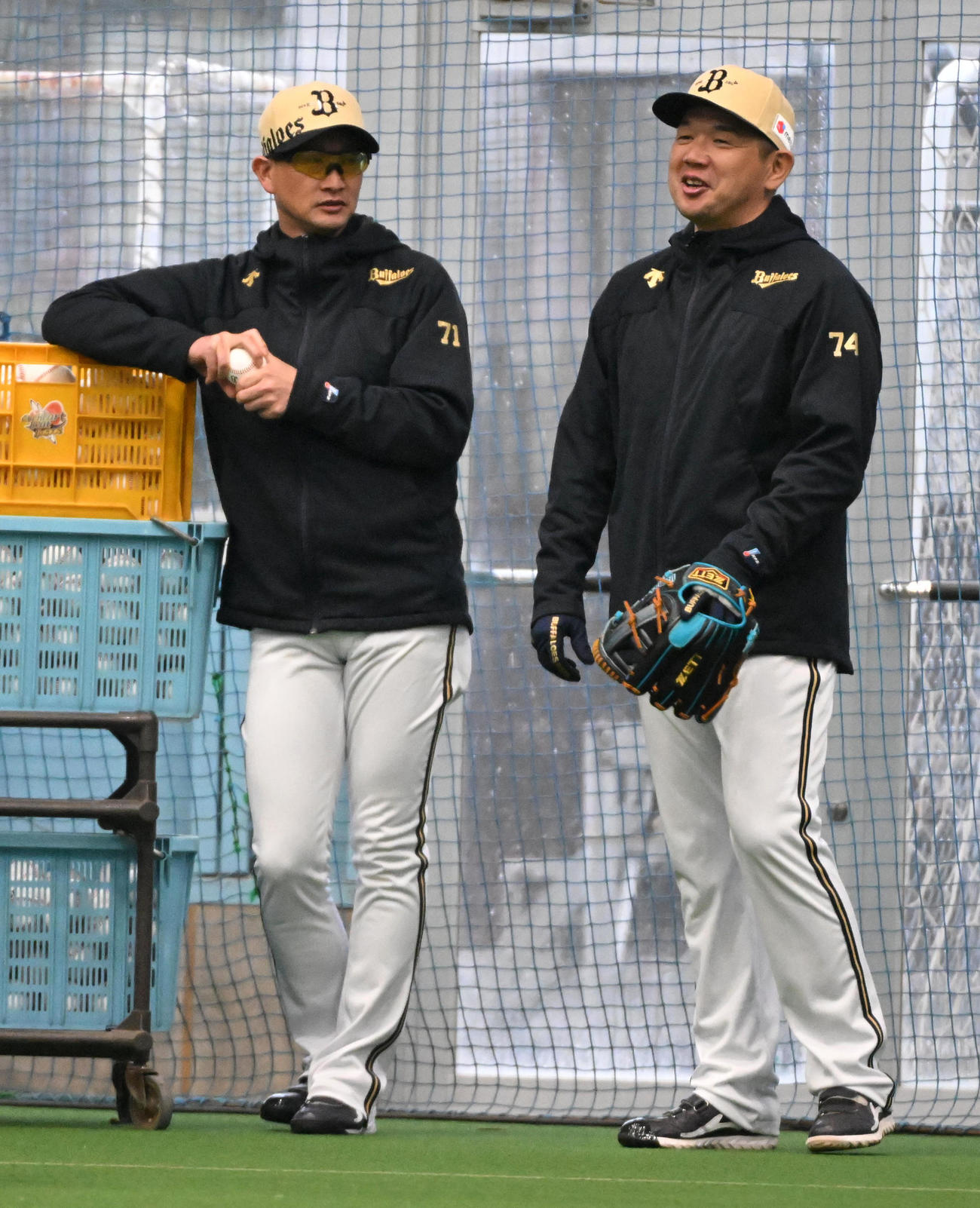 山崎コーチ（右）と話すオリックス岸田監督（撮影・前岡正明）